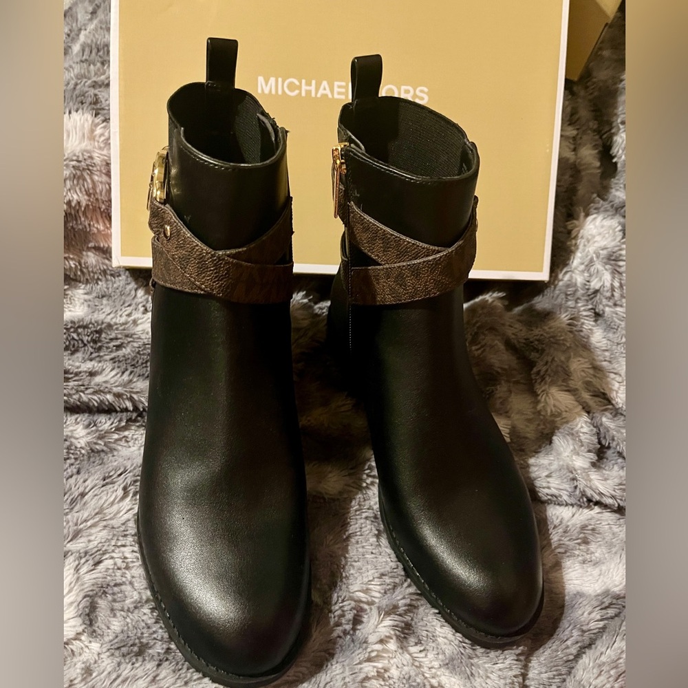 Rory Signature Ankle Side-Zip Flat Boots